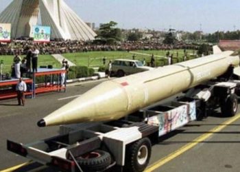 إيران  تكشف عن صاروخ باليستي بحري بمدى قد يبلغ 700 كم