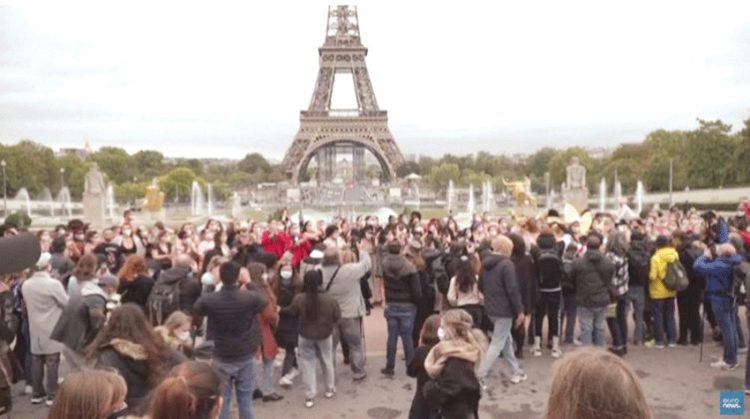 عرض أزياء للبدينات أمام برج إيفل للمطالبة بتعزيز التنوع 1 عرض أزياء للبدينات أمام برج إيفل للمطالبة بتعزيز التنوع