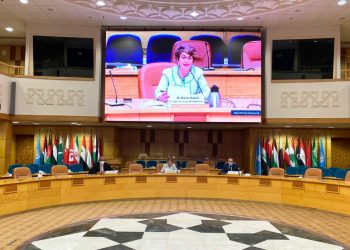 الدكتورة رنا الحجة تحثُّ الجميعَ على ارتداء الكمامات كلما جمعهم مكان واحد بأشخاص آخرين