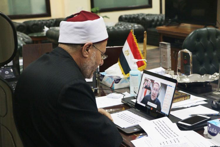 د. شوقي علام: ثبات القِيَم الأخلاقيةِ كفيلٌ بحفظ الأمن والأمان في المجتمع مهما اختلفت العقائد والأديان 1 د. شوقي علام: ثبات القِيَم الأخلاقيةِ كفيلٌ بحفظ الأمن والأمان في المجتمع مهما اختلفت العقائد والأديان