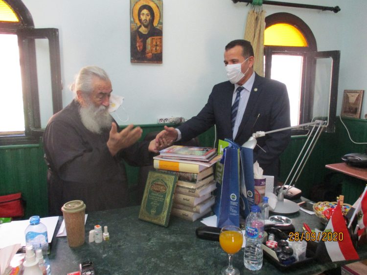 إصدارات مركز تحقيق التراث العربي بجامعة مصر للعلوم والتكنولوجيا تصل إلى مكتبة دير سانت كاترين