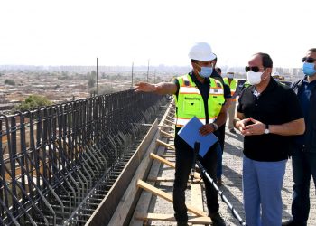 السيسي يتفقد عددًا من مواقع العمل بمشروعات التطوير بشبكة الطرق بالقاهرة الكبري
