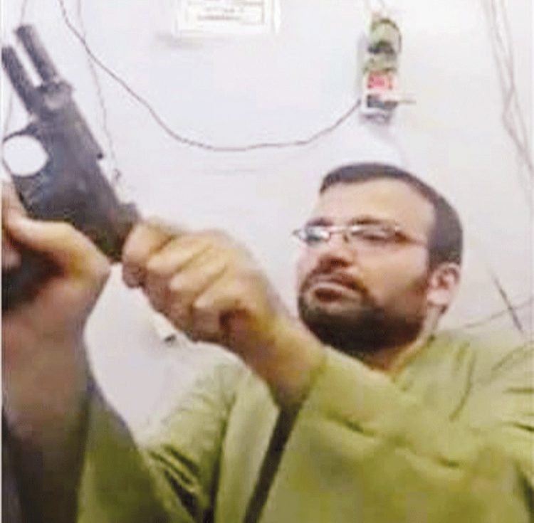 رجل أعمال صعيدي يحاول الانتحار في بث مباشر 1 رجل أعمال صعيدي يحاول الانتحار في بث مباشر