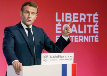 ماكرون يدعو إلى “صحوة جمهورية” في وجه “الانعزالية الإسلامية”