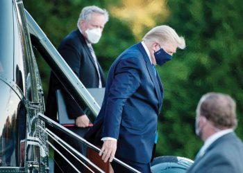 ترامب في المستشفى إثر إصابته بكورونا.. وحملته الانتخابية مجمّدة