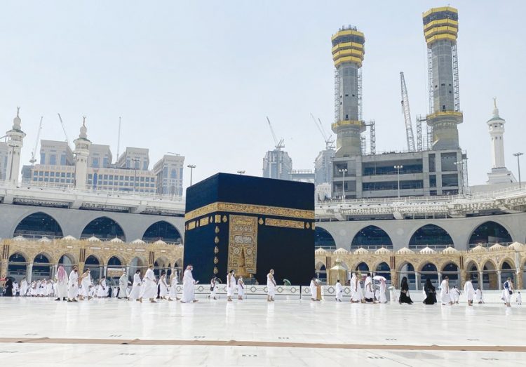 أول فوج من المعتمرين يؤدي الشعائر وسط إجراءات إحترازية