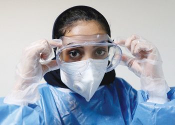 الإصابات اليومية بكورونا في إيران تتخطى عتبة أربعة آلاف للمرة الأولى