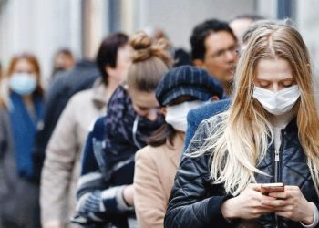 كم يسافر فيروس كورونا في الهواء؟.. خبراء يحددون المسافة