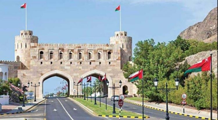 عُمان: منع الحركة وإغلاق الأماكن العامة والمحلات التجارية من 8 مساءً حتى 5 صباحًا 1 عُمان: منع الحركة وإغلاق الأماكن العامة والمحلات التجارية من 8 مساءً حتى 5 صباحًا