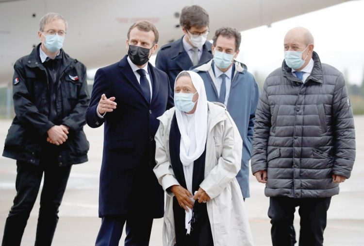 ماكرون يستقبل رهينة فرنسية كانت محتجزة لدي جهاديين في مالي 1 ماكرون يستقبل رهينة فرنسية كانت محتجزة لدي جهاديين في مالي