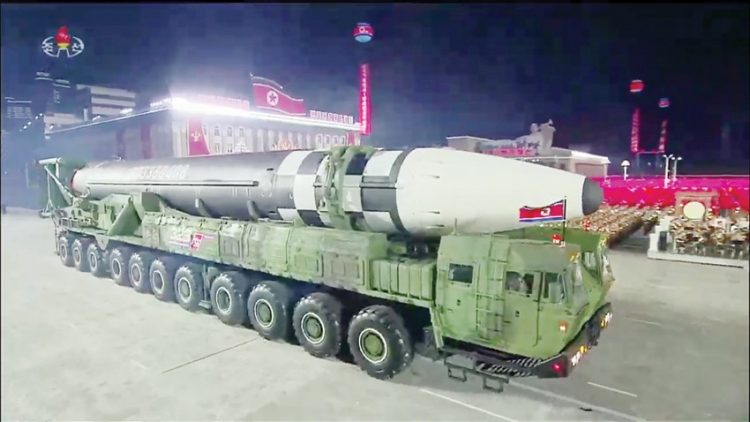بيونج يانج تكشف صاروخا باليستيا عابرا للقارات خلال استعراض عسكري 1 بيونج يانج تكشف صاروخا باليستيا عابرا للقارات خلال استعراض عسكري