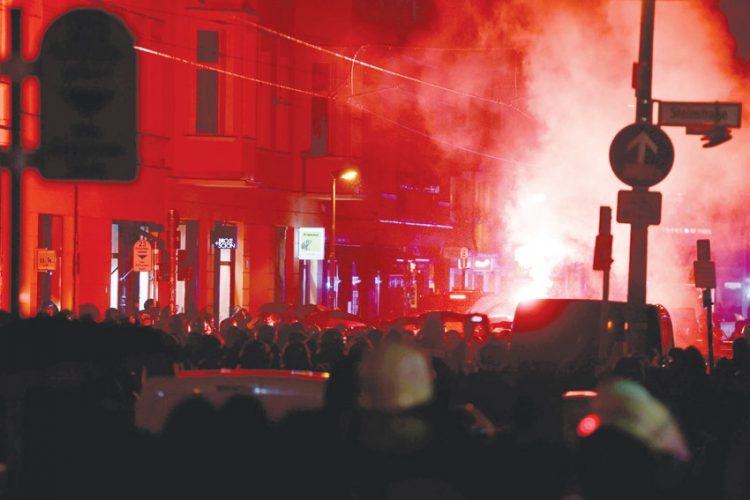 تظاهرات عنيفة في برلين إثر إخلاء مبنى يشغله ناشطون يساريون 1 تظاهرات عنيفة في برلين إثر إخلاء مبنى يشغله ناشطون يساريون