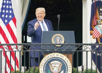 ترامب يؤكد اكتسابه «مناعة» ضد «كوفيد-19» ويستأنف حملته الانتخابية