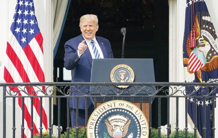 ترامب يؤكد اكتسابه «مناعة» ضد «كوفيد-19» ويستأنف حملته الانتخابية 1 ترامب يؤكد اكتسابه «مناعة» ضد «كوفيد-19» ويستأنف حملته الانتخابية