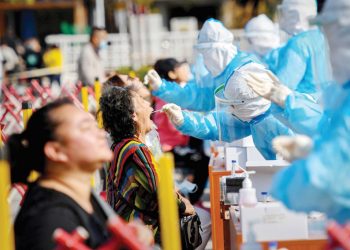 فحص كورونا لمدينة صينية بأكملها.. وقواعد جديدة في أوروبا