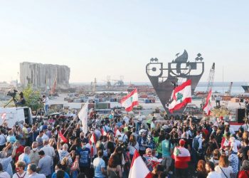 مئات المتظاهرين في وسط بيروت بعد عام من انطلاق حراكهم