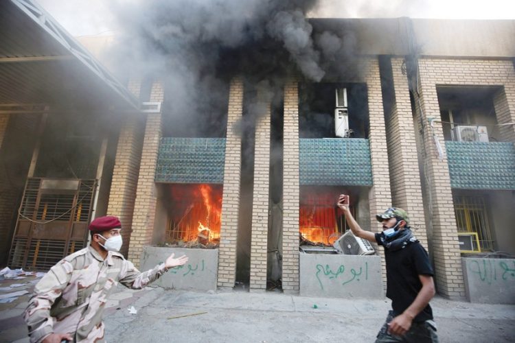 أنصار الحشد الشعبي يحرقون مقرا حزبيا كرديا في بغداد 1 أنصار الحشد الشعبي يحرقون مقرا حزبيا كرديا في بغداد