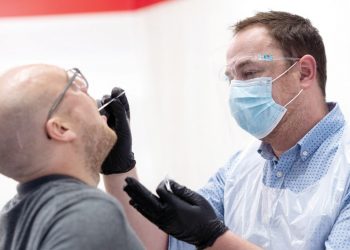 لفك أسرار الفيروس.. باحثون بريطانيون سيصيبون متطوعين بعدوى كورونا