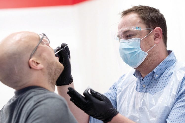 لفك أسرار الفيروس.. باحثون بريطانيون سيصيبون متطوعين بعدوى كورونا 1 لفك أسرار الفيروس.. باحثون بريطانيون سيصيبون متطوعين بعدوى كورونا