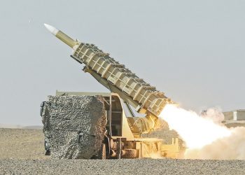 إيران تطلق مناورات دفاع جوي بعد أيام من إعلان رفع حظر الأسلحة