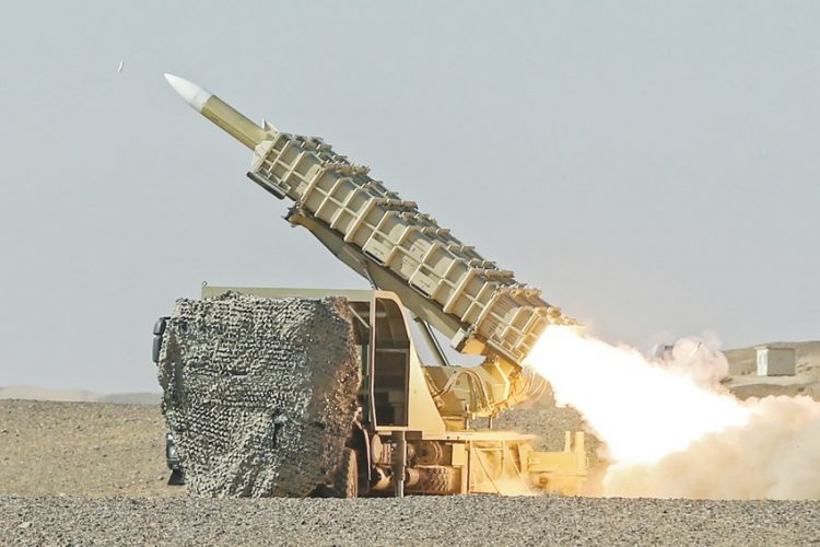 إيران تطلق مناورات دفاع جوي بعد أيام من إعلان رفع حظر الأسلحة