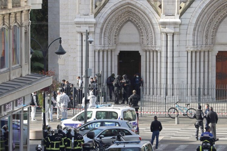 ثلاثة قتلى في هجوم بسكين في كنيسة فرنسية..واستنكار دولي متزايد