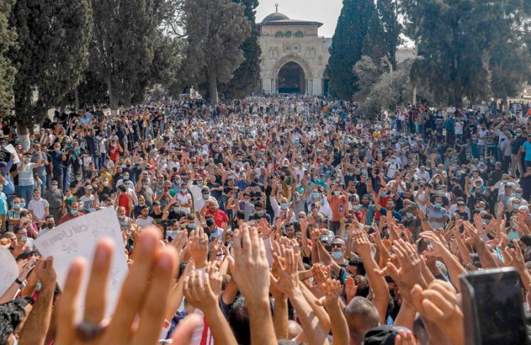 عشرات الألآف يحتجون على تصريحات ماكرون 1 عشرات الألآف يحتجون على تصريحات ماكرون