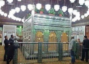 سأل يقول: ما حكم الصلاة في المساجد التي بها أضرحة؟