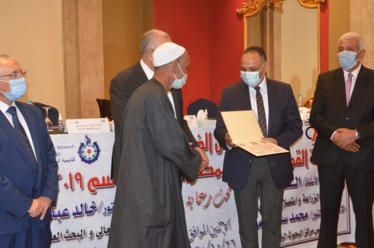 الزراعة والبحث العلمي يُقيمان المردود الاقتصادي للحملة القومية للنهوض بإنتاجية القمح 1 الزراعة والبحث العلمي يُقيمان المردود الاقتصادي للحملة القومية للنهوض بإنتاجية القمح