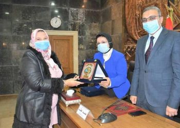 رئيس التحرير يهنىء رئيس مدينة بسيون لتكريمها