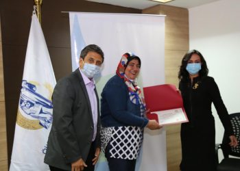 مايا مرسي تُكرم عددا من معلمات وتلاميذ فصول التعليم المزدوج ومدارس تحيا مصر بحي الأسمرات