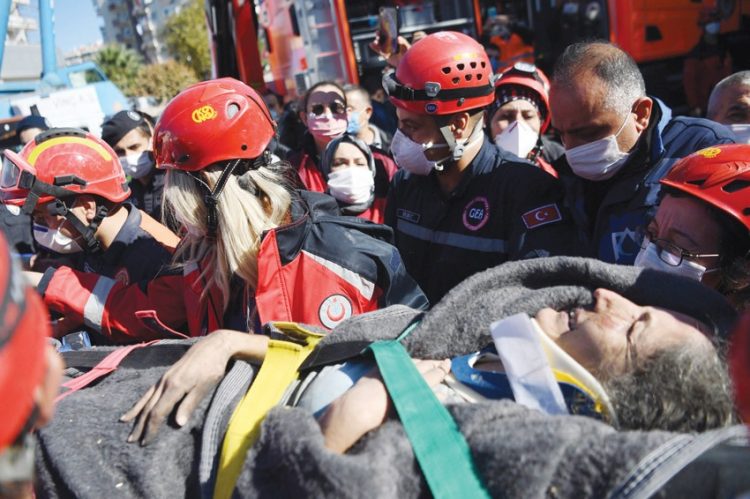 سباق مع الزمن للعثور على ناجين غداة زلزال تركيا واليونان 1 سباق مع الزمن للعثور على ناجين غداة زلزال تركيا واليونان