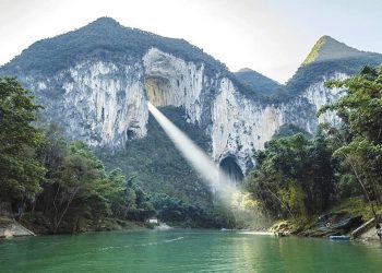 الصين: منظر عبور الضوء من فجوة بجبل يذهل العالم