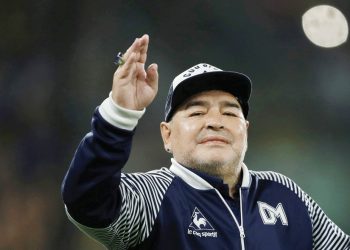 أسطورة الأرجنتين مارادونا في المستشفى