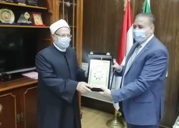 محافظ المنوفية يهدي درع المحافظة لمفتي الجمهورية تقديراً لجهوده في نشر الفكر الوسطي