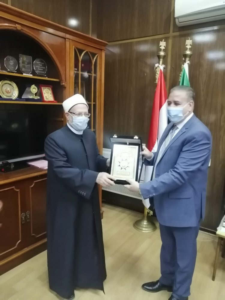 محافظ المنوفية يهدي درع المحافظة لمفتي الجمهورية تقديراً لجهوده في نشر الفكر الوسطي