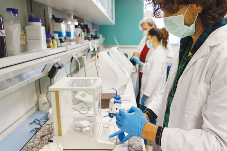 احتمال التوصل إلى لقاح ضد كورونا يثير الآمال بالعودة إلى الحياة الطبيعية 1 احتمال التوصل إلى لقاح ضد كورونا يثير الآمال بالعودة إلى الحياة الطبيعية