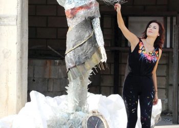 “النهوض من تحت الأنقاض”.. فنانة لبنانية تحول ركام انفجار بيروت إلي رمز للأمل