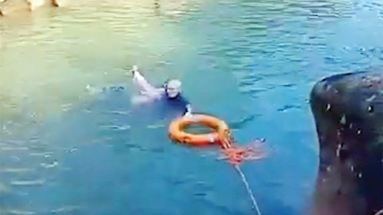 دبلوماسي بريطاني يصبح بطلا في الصين بعد إنقاذ شابة سقطت في نهر 1 دبلوماسي بريطاني يصبح بطلا في الصين بعد إنقاذ شابة سقطت في نهر