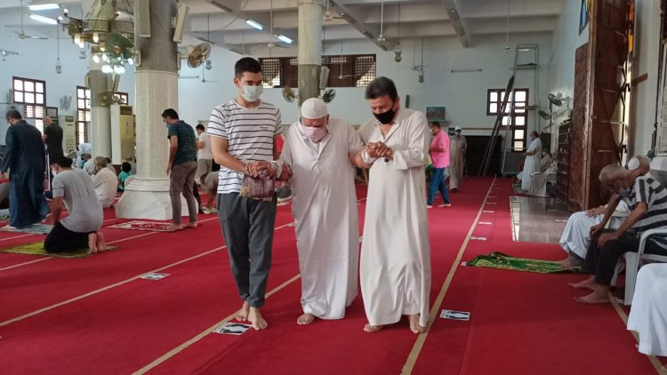 دار الإفتاء: مَنْ تَأكَّدت إصابته بكورونا يحرم عليه حضور الجمعة في المسجد