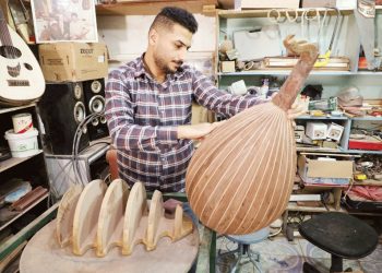 نمر البصري.. صانع أعواد عراقي يحافظ على إرث عائلته