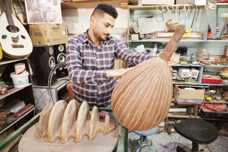 نمر البصري.. صانع أعواد عراقي يحافظ على إرث عائلته 1 نمر البصري.. صانع أعواد عراقي يحافظ على إرث عائلته