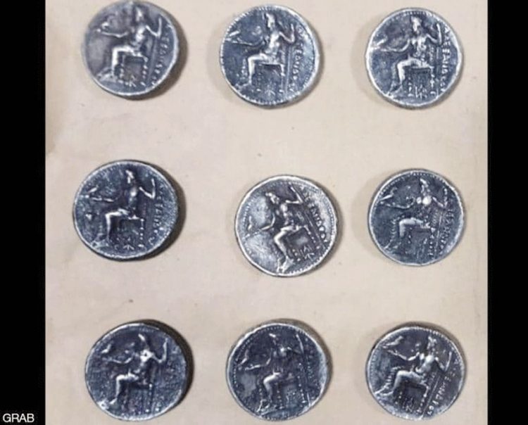 إحباط تهريب عملات معدنية نادرة تعود إلى عصر الإسكندر الأكبر 1 إحباط تهريب عملات معدنية نادرة تعود إلى عصر الإسكندر الأكبر