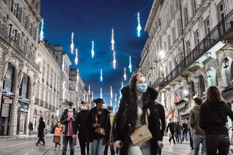 إعادة فتح المتاجر في جزء من أوروبا.. ولوس أنجلوس تشدد القيود 1 إعادة فتح المتاجر في جزء من أوروبا.. ولوس أنجلوس تشدد القيود