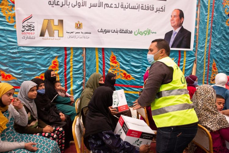 قرى بني سويف تتسلم كراتين غذائية وبطاطين من النائب أحمد أبو هشيمة وصندوق «تحيا مصر»