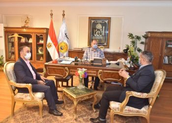 محافظ أسيوط يعلن دعمه الكامل لربط خدمات المراكز التكنولوجية بالمحافظة على بوابة خدمات المحليات بالانترنت 