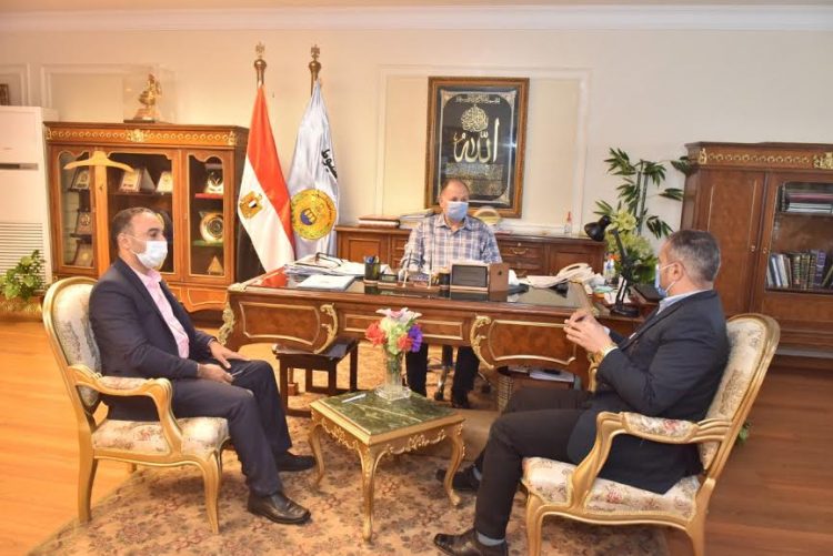 محافظ أسيوط يعلن دعمه الكامل لربط خدمات المراكز التكنولوجية بالمحافظة على بوابة خدمات المحليات بالانترنت 