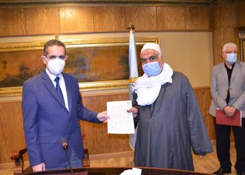 محافظ الغربية يسلم ١٣ عقداً لتقنين أراضي أملاك الدولة