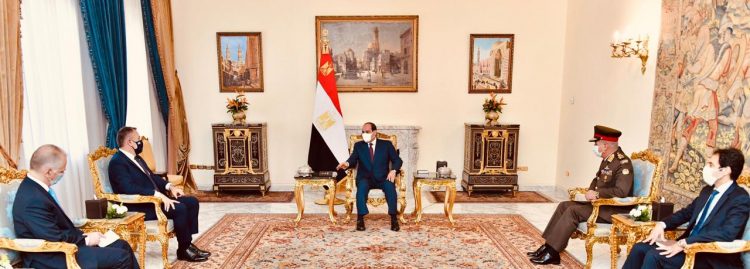 السيسي: التعاون العسكري بين مصر واليونان وقبرص يعتبر نموذجًا متزنًا لحسن الجوار وفق الأعراف الدولية