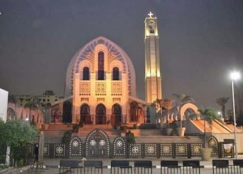 إضاءة أنوار الكاتدرائية المرقسية بالأنبا رويس باللون البرتقالي تضامنا مع المرأة